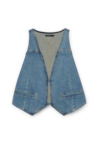 Džínová vesta s designem do V, dvěma předními kapsami a světlejší džínovou podšívkou. Okraje jsou dokončeny viditelným šitím.