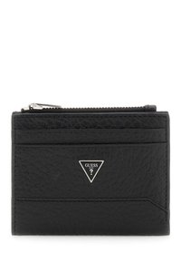 Porta carte in pelle nera con texture, triangolo metallico con logo Guess, due slot per carte e una tasca con zip superiore.