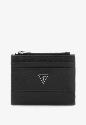 Fekete textúrájú bőrkártyatartó fémből készült Guess logóval, két kártyafakkal és egy cipzáras felső zsebbel.