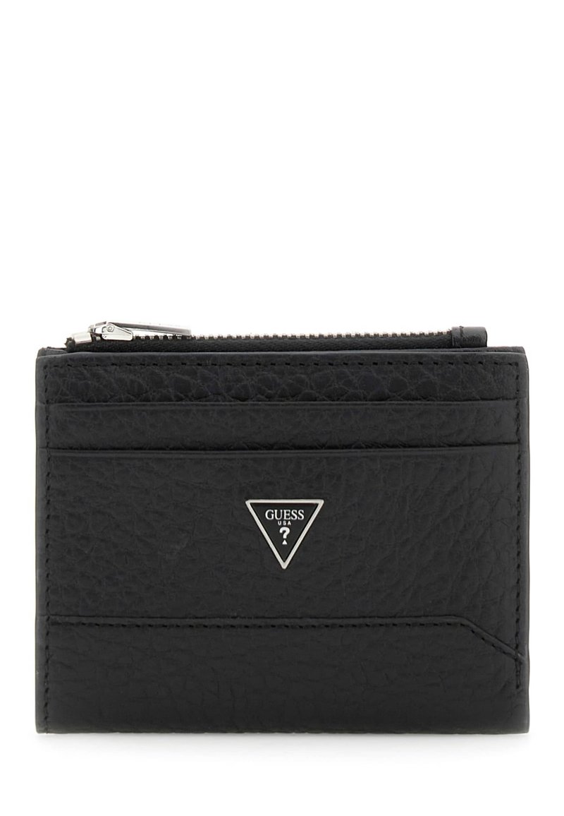 Porta carte in pelle nera con texture, triangolo metallico con logo Guess, due slot per carte e una tasca con zip superiore.