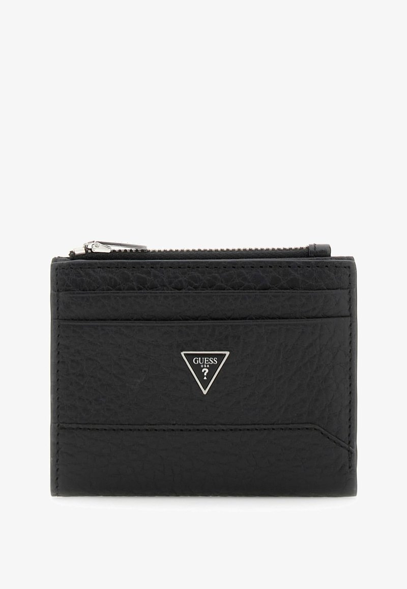 Porta carte in pelle nera con texture, triangolo metallico con logo Guess, due slot per carte e una tasca con zip superiore.