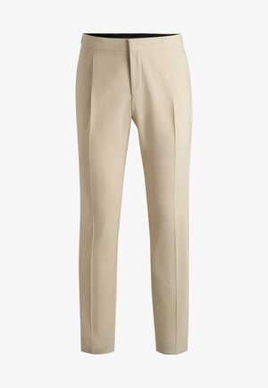 Pantaloni beige su misura con pieghe singole, gamba dritta e una texture liscia. Presentano una cintura discreta e nessun hardware visibile.