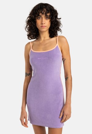 Abito senza maniche viola con una morbida texture, caratterizzato da un bordo rosa a contrasto e da un sottile logo sulla parte anteriore.