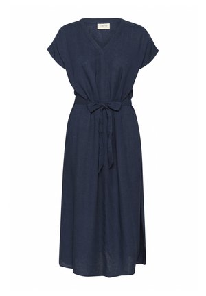 Sötétkék vászonruha rövid felgöngyölt ujjakkal, V-kivágással és derékban megkötős övvel. Jellemzője a lenge, bokáig érő szegély.