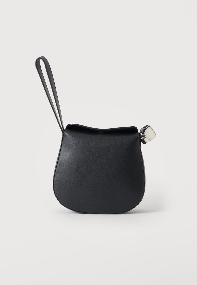 Pochette en cuir noir pour poignet avec base arrondie et fermoir argenté sur fond blanc uni.