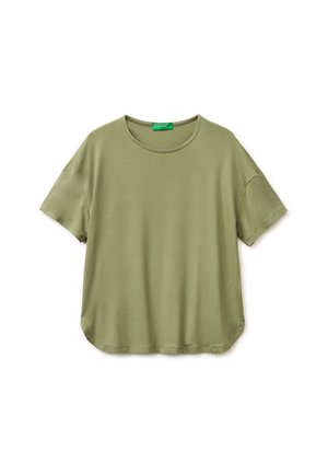 T-shirt vert olive à manches courtes avec col rond et coupe ample, étiquette United Colors of Benetton à l'intérieur du col.