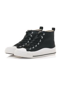 Sneaker alte nere con suole in gomma bianche, occhielli in metallo e lacci neri. Presentano una texture liscia e un design della punta arrotondata.