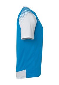 T-shirt de sport bleu avec des manches courtes blanches, motif géométrique sur l'épaule et ourlet inférieur blanc contrastant. Texture lisse, tissu léger.