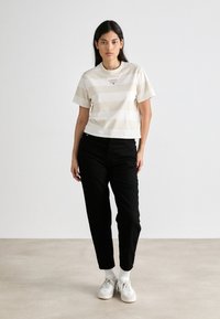 Tommy Jeans LOGO TEE - T-shirt print - off white/beige