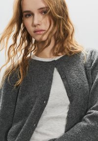 PULL&BEAR BUTTON - Kardigán - dark grey