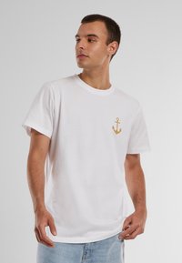 Mister Tee CAPTAIN  - Marškinėliai su spaudiniu - white