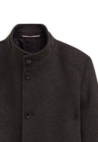 Ciemnoszary wełniany płaszcz z wysokim kołnierzem, z czterema czarnymi guzikami i teksturowanym materiałem. Zawiera szwy na ramionach.