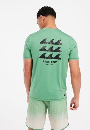 Groene t-shirt met korte mouwen, voorzien van een zwarte golfafbeelding op de achterkant, gemaakt van lichtgewicht materiaal met een soepele textuur.
