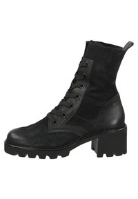 Černé kotníkové boty vyrobené z nubuku a kůže, s kulatou špičkou, šněrováním na přední straně a masivním blokovým podpatkem s texturovanou podrážkou.