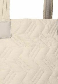 Borsa a spalla beige trapuntata con un motivo geometrico, caratterizzata da eleganti dettagli in pelle grigia liscia e due robuste maniglie in tessuto.