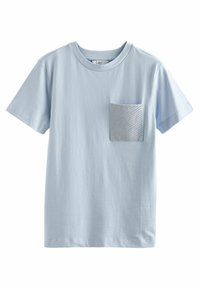 Vaalea sininen puuvillatee paita lyhyillä hihoilla, jossa on harmaa teksturoitu tasku vasemmalla puolella. Yksinkertainen pyöreä kaula-aukko.