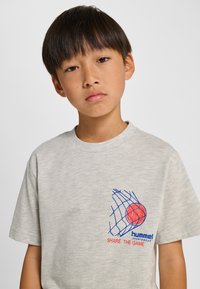 Grijs T-shirt met korte mouwen en een ronde hals, met een blauw-rode basketbalafbeelding en de tekst "SHARE THE GAME" op de voorkant.