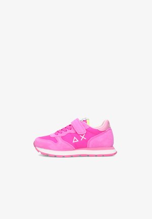 Scarpa da ginnastica per bambini di colore rosa brillante con cinturino in velcro, lacci, loghi geometrici bianchi e suola in gomma, vista laterale su sfondo bianco.