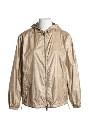 Chaqueta cortavientos beige ligera con capucha, cremallera frontal, puños elásticos, bolsillos laterales y cordones ajustables en el dobladillo y la capucha.