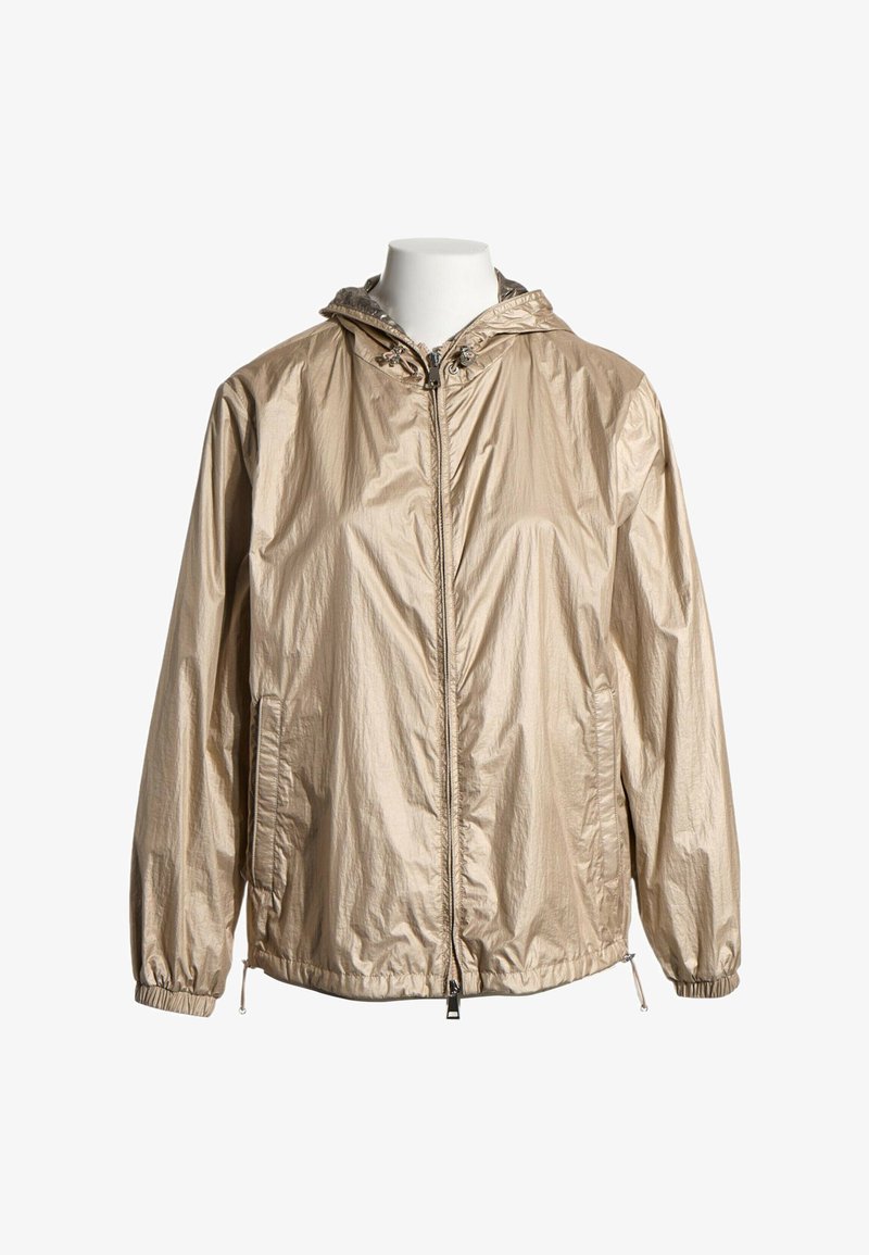 Veste coupe-vent légère beige à capuche avec fermeture éclair devant, poignets élastiques, poches latérales et cordons réglables à la base et à la capuche.