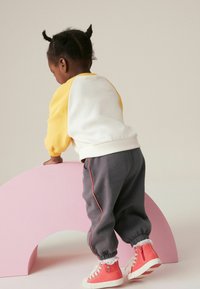 Next JOGGERS SET - REGULAR FIT - Træningssæt - yellow