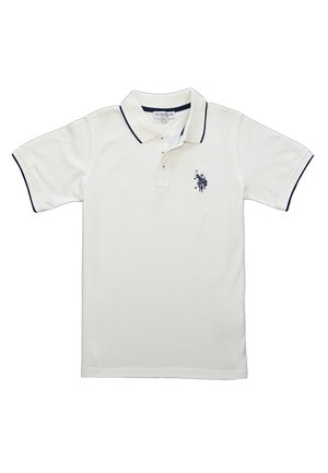 Camisa polo blanca con ribete azul marino en el colla y las mangas. Presenta una tapeta de tres botones y un logo azul marino en el lado izquierdo del pecho. Tejido suave.