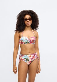 Divu daļu bikini ar ziedu rakstu rozā, zaļās un zilās krāsās; bandeau augšdaļa ar regulējamām lencītēm, augsta vidukļa apakšdaļa ar sānu mezgliņiem.