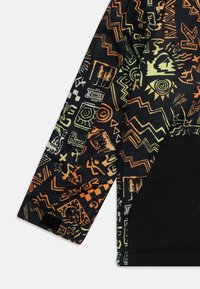Maglia a maniche lunghe con una base nera e vivaci motivi astratti multicolore in arancione e verde. Tessuto liscio, vestibilità comoda.