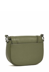 Borsa a tracolla rotonda in pelle verde oliva con una finitura testurizzata, dotata di hardware in argento e chiusura con zip sulla parte superiore.