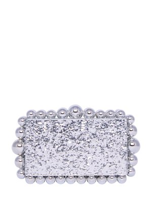 Zilveren rechthoekige clutch met een gestructureerde glittersurface, versierd met ronde metalen kralen langs de rand. Meet ongeveer 23 x 13 centimeter.