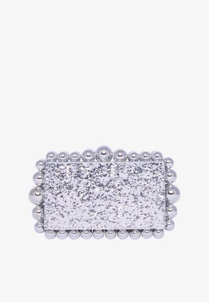 Zilveren rechthoekige clutch met een gestructureerde glittersurface, versierd met ronde metalen kralen langs de rand. Meet ongeveer 23 x 13 centimeter.
