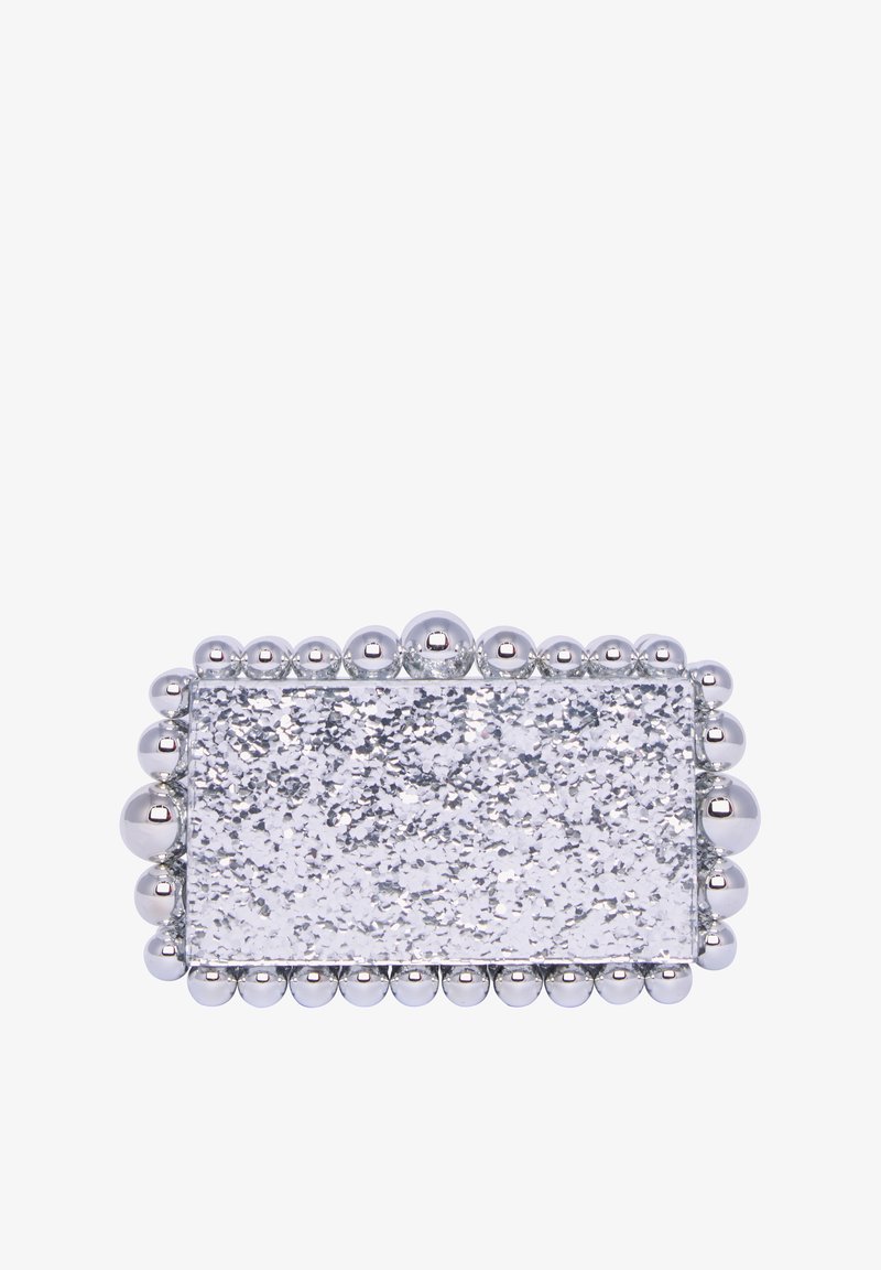 Hopeinen suorakulmainen clutch, jossa on teksturoitu glitter-pinta ja pyöreitä metallipalloja reunassa. Koko noin 23 x 13 senttimetriä.