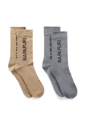 Due paia di calzini da equipaggio, uno beige e uno grigio, ciascuno con la scritta "NAPAPIJRI" stampata verticalmente in nero sui lati.