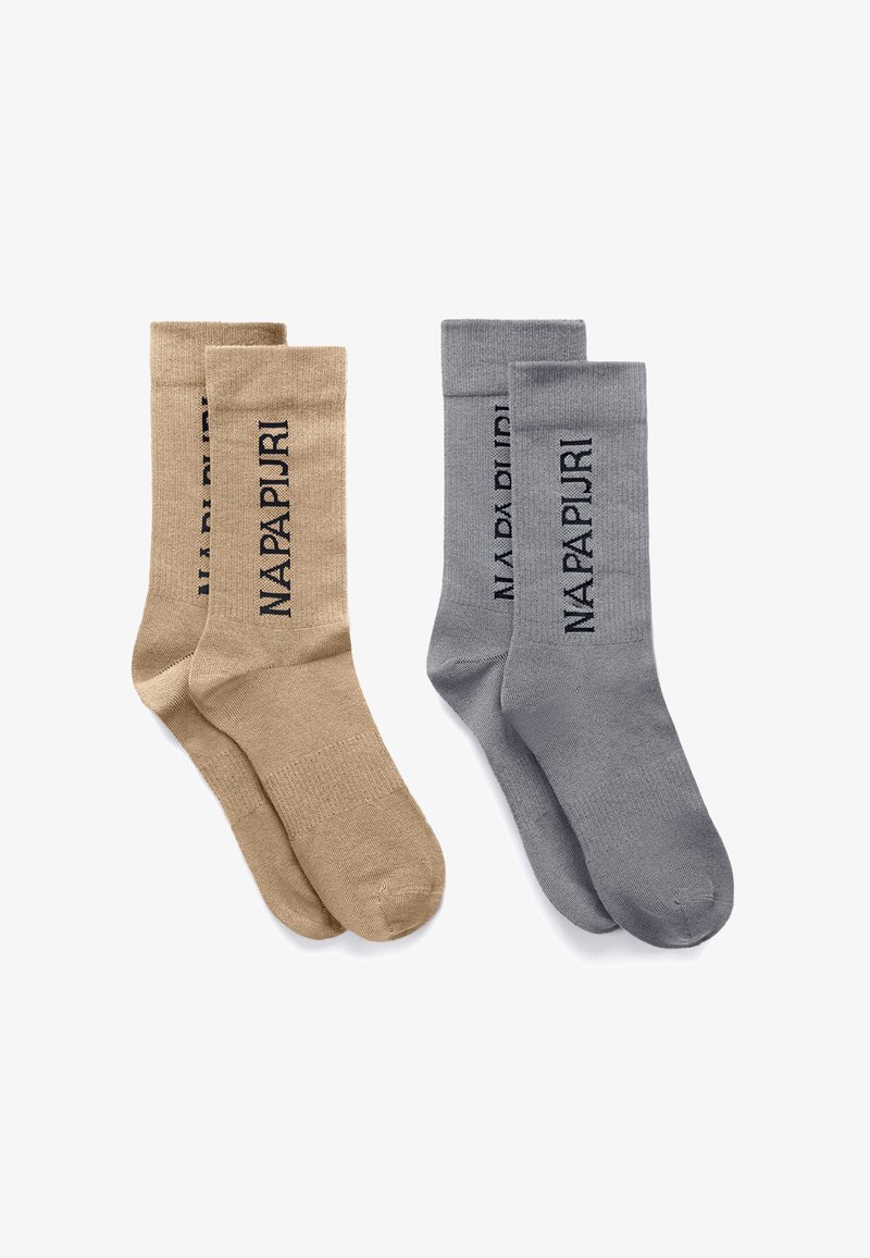 Deux paires de chaussettes montantes, une beige et une grise, chacune avec "NAPAPIJRI" imprimé verticalement en noir sur les côtés.