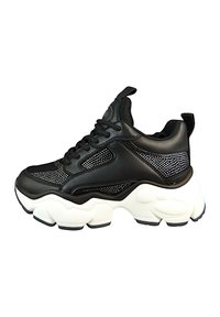 Czarne sneakersy z gładką skórzaną cholewką z siateczkowymi akcentami i cyrkoniami, z grubą białą podeszwą i wyściółką wokół kostki dla wygody.