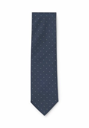 Cravatta blu navy con un piccolo motivo a pois bianchi, mostrata distesa su uno sfondo bianco.