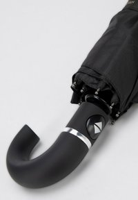 Černý skládací deštník s křivkou rukojetí, stříbrným zdobením a kompaktním designem. Textilní stříška s odhalenými kovovými dráty na okraji.