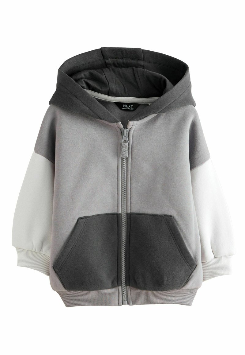 Graue und weiße Zip-Hoodie mit Kapuze, Vorderaschen und gerippten Bündchen. Merkmale sind kontrastierende Farbtöne in einem Blockdesign und eine weiche Textur.