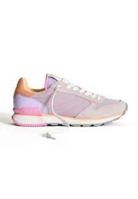 Zapatillas de deporte de color morado claro con materiales de ante y malla, que presentan una suela texturizada, acentos en rosa, cordones blancos y un logotipo en el lateral.