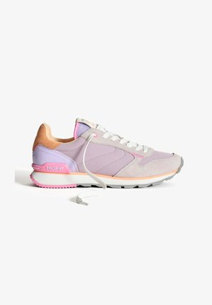 Zapatillas de deporte de color morado claro con materiales de ante y malla, que presentan una suela texturizada, acentos en rosa, cordones blancos y un logotipo en el lateral.
