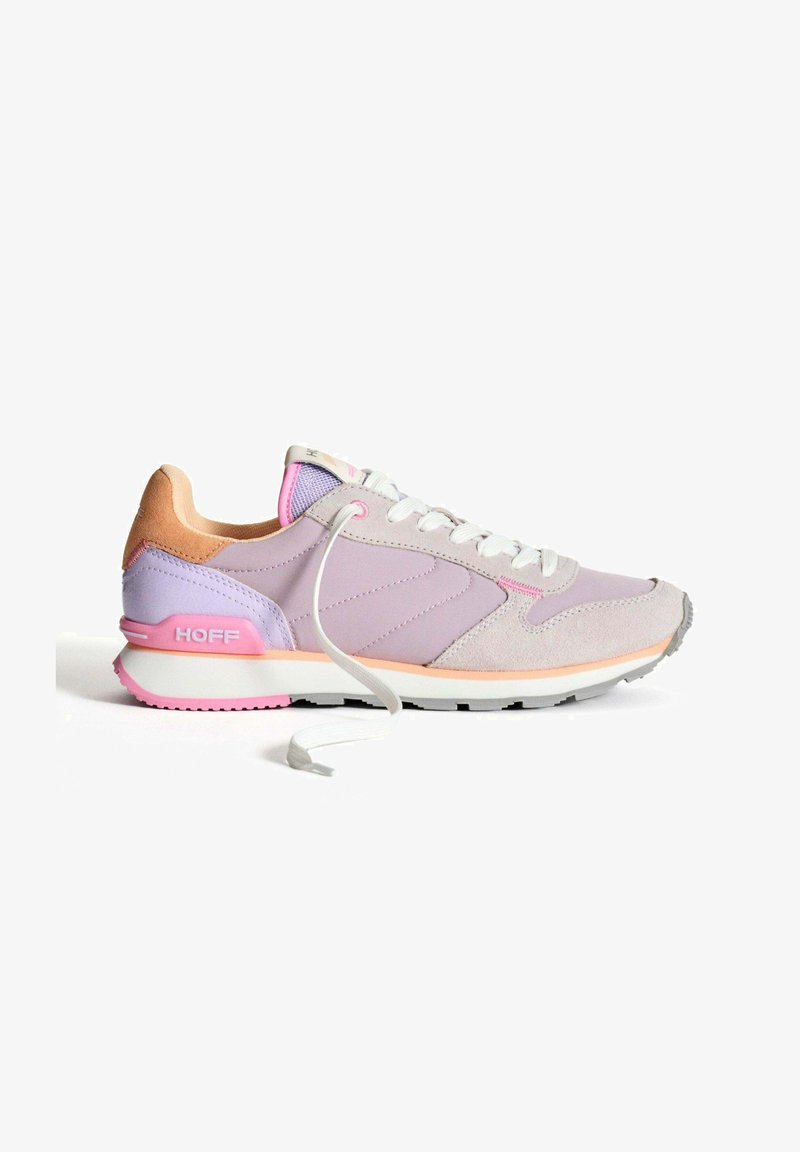 Zapatillas de deporte de color morado claro con materiales de ante y malla, que presentan una suela texturizada, acentos en rosa, cordones blancos y un logotipo en el lateral.