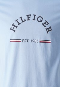 Tommy Hilfiger - T-shirt z nadrukiem