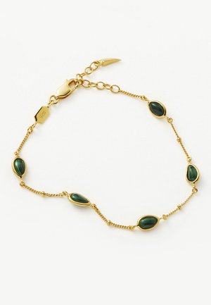 Auksinis grandinėlės apyrankė su penkiais ovaliais žaliais akmenimis, įmontuotais į auksinius rėmelius, su vėžlio tipo užtrauktuku ir reguliuojamomis jungtimis, suteikiančiomis dydžio lankstumą.