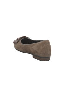 Chaussure plate en daim marron avec un petit talon et une boucle décorative à l'avant, vue de dos et de côté.