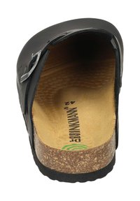 Schwarzer Clog mit strukturiertem Lederobermaterial, Kork-Latex-Fußbett und verstellbarer silberfarbener Schnalle. Das Innenfutter zeigt ein Wabenmuster.