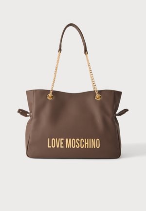 Sac cabas Love Moschino marron avec poignées chaîne dorée, lettrage doré et liens latéraux réglables sur un fond clair uni.