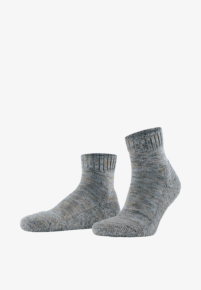 Paire de chaussettes en maille grises, longueur chevilles, avec des bordures côtelées, présentées côte à côte sur un fond blanc.