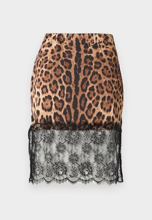 Jupe à imprimé léopard avec une texture satinée et une bordure en dentelle noire à l'ourlet, conçue dans un style ajusté et crayon.