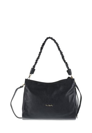 Borsa a mano in pelle nera texturizzata con manico intrecciato, tracolla aggiuntiva e piccolo logo dorato sul davanti.