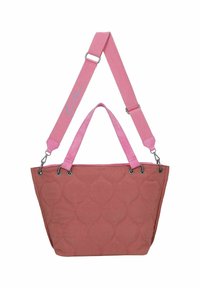 Gepatchworkte tote bag in koraal met roze hengsels en hardware. Heeft een gestreepte buitenkant en dubbele handvatten aan de bovenkant. Inclusief een verstelbare schouderriem.